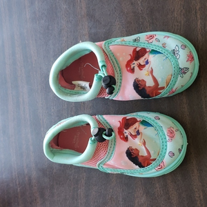 DISNEY PRINCESS WATER SHOES SIZE 7/8 Gently‎ worn